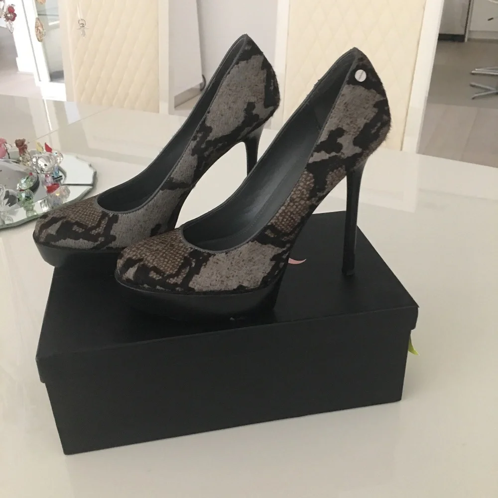 CALVIN KLEIN LEATHER PLATFORM HEELS SHOES 7,5